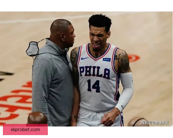 古德温倒地拼抢遭卡尔克布伦纳压伤 伤后返回更衣室接受治疗